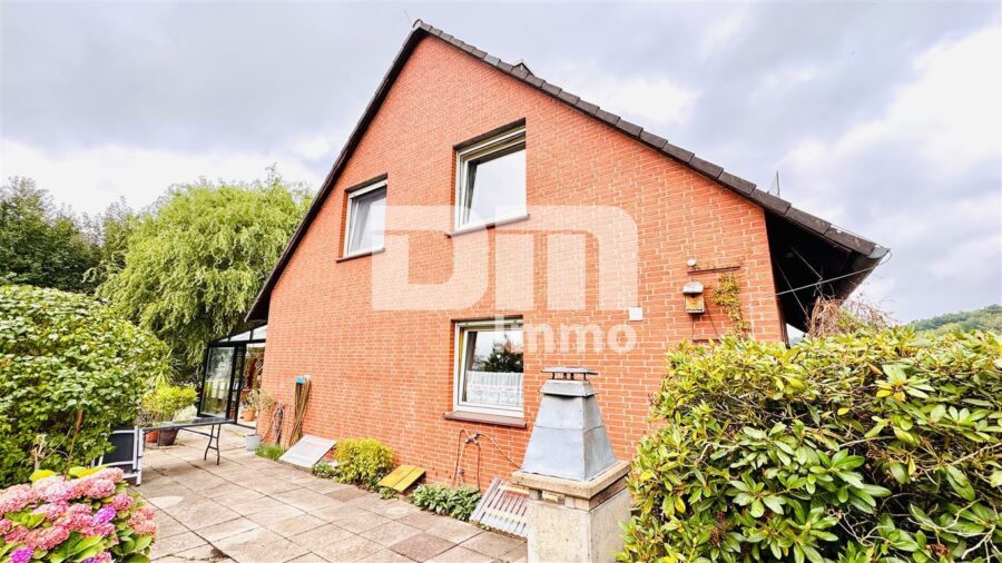 Modernisiertes Einfamilienhaus mit Einliegerwohnung, Wintergarten, Sauna und 2 Garagen - Seitenansicht